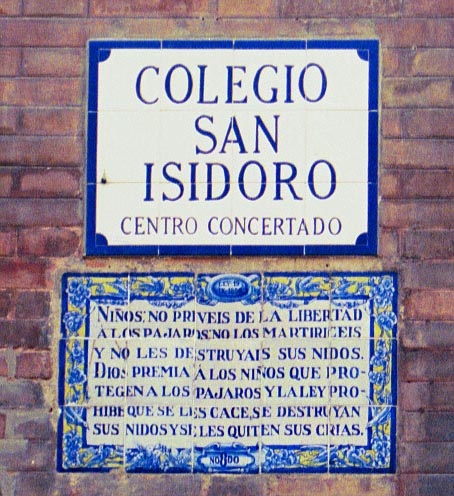 Anuncio en el muro de un colegio en la calle Mateos Gago en la ciudad de Sevilla